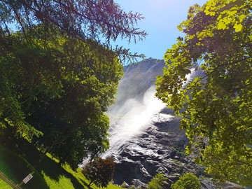 Экскурсии по Швейцарии с русским гидом. Долина водопадов (бернские Альпы)